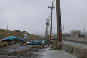 雲林縣台西鄉新興事業性海堤老舊脆弱難敵暴潮強浪，堤岸砌石、漂流木、垃圾溢入堤內水防道路／翻攝照片