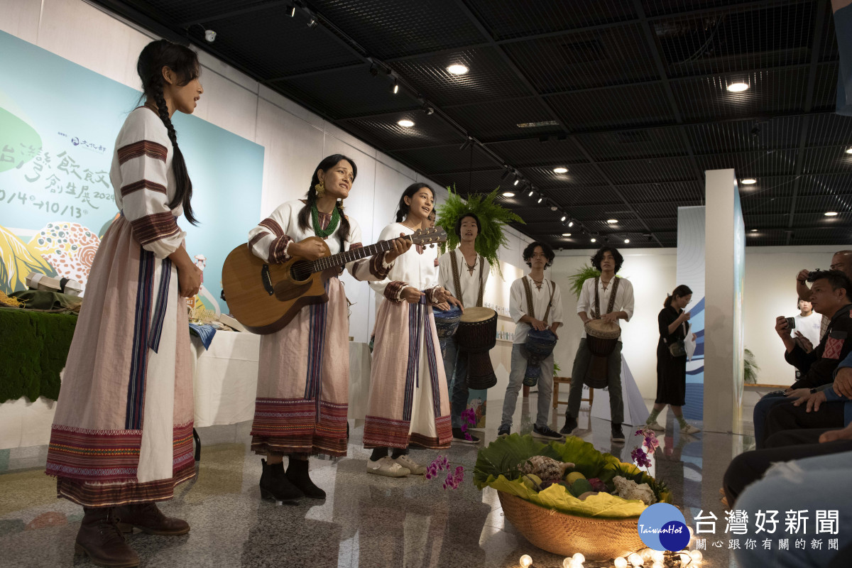 「風中旅行劇團」於開幕式中演唱「豐收祭」歌曲。圖／彰化生活美學館提供