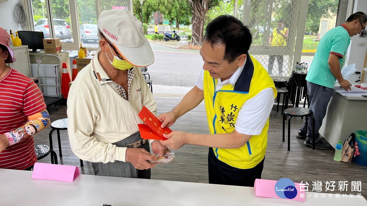 陳鎮長祝福每位長者健康幸福。（竹山鎮公所提供）