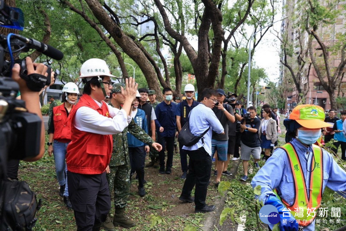 ▲高市府展開復原復舊工作，並要求加速搶修搶通，陳其邁向清潔隊同仁表達感謝。