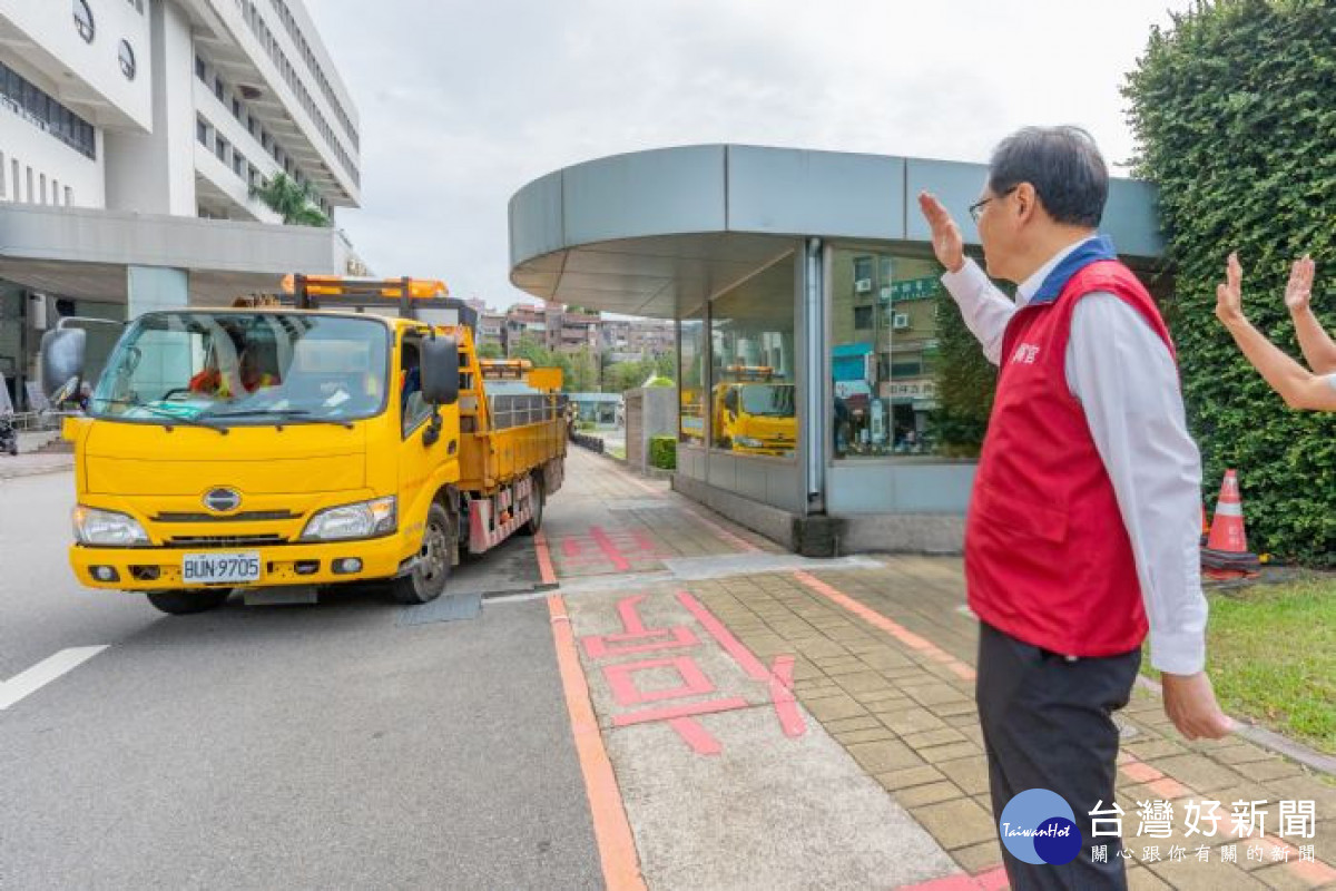 張市長向出勤人員揮手致意。<br />
