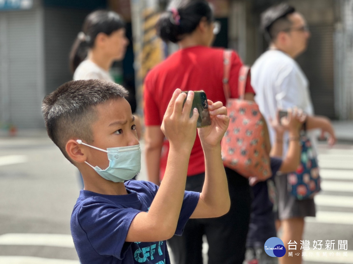 規劃團隊帶領「小小主人翁」走訪中央噴水圓環，拍照記錄人行空間不足之處／嘉義市府提供