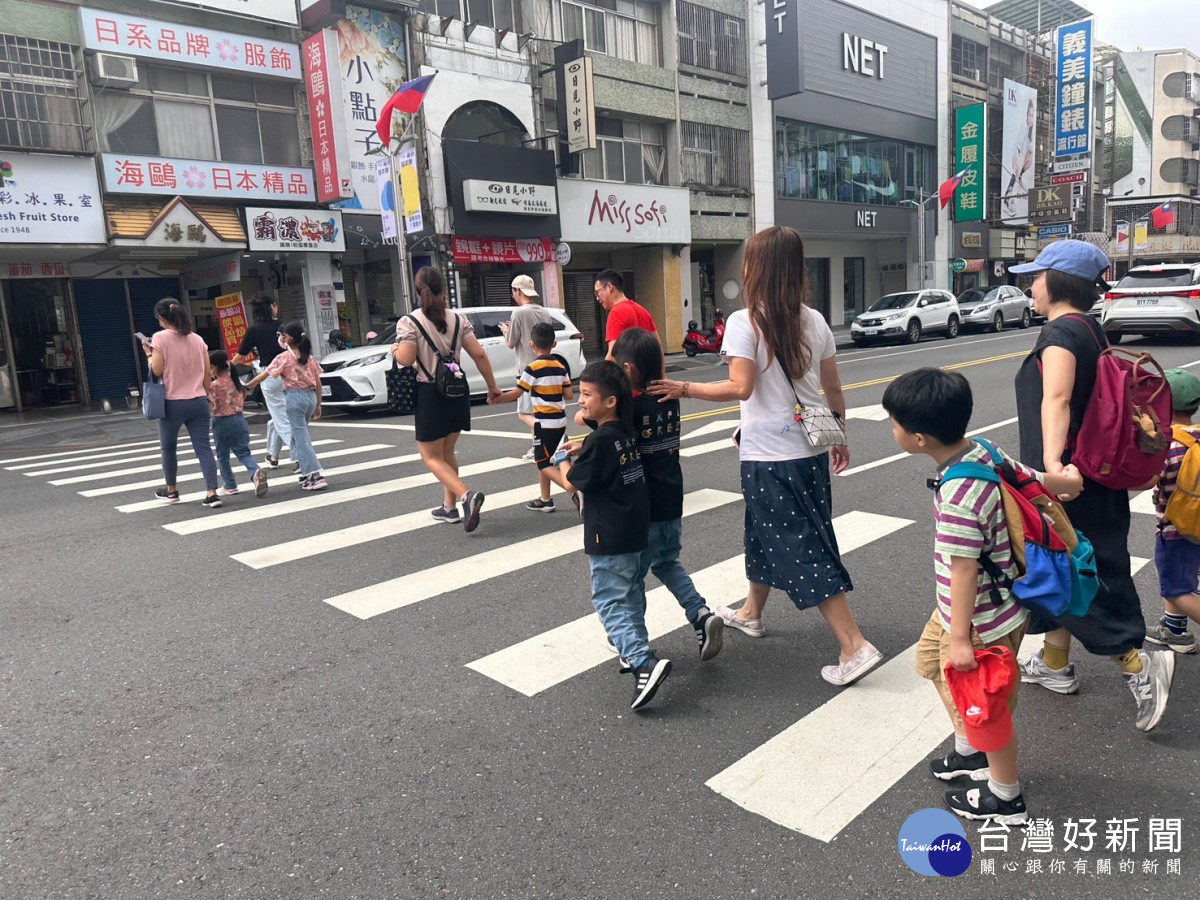 規劃團隊帶領「小小主人翁」走訪中央噴水圓環／嘉義市府提供