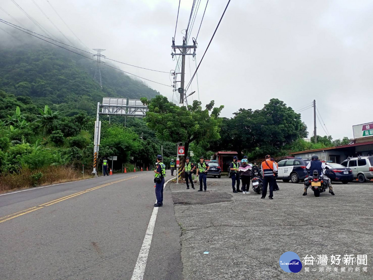 白河警分局與環保局、麻豆監理站等單位，在東山區市道174線與175線路口執行聯合稽查勤務／警方提供