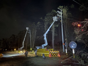 ▲山陀兒重創高雄停電戶數高達20萬戶，高市府協助台電搶修。