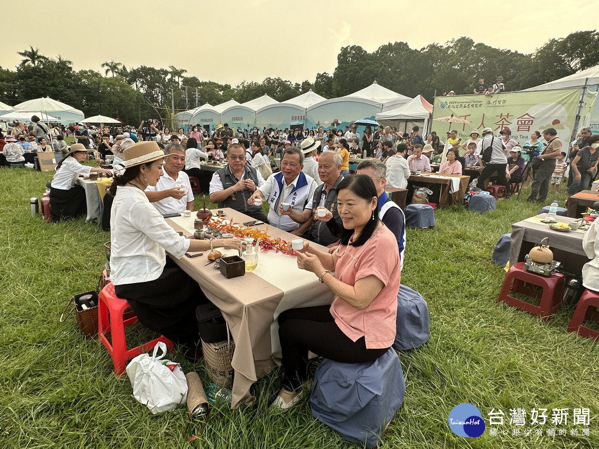 中興大操場擠滿來自各地愛茶民眾。（記者扶小萍攝）