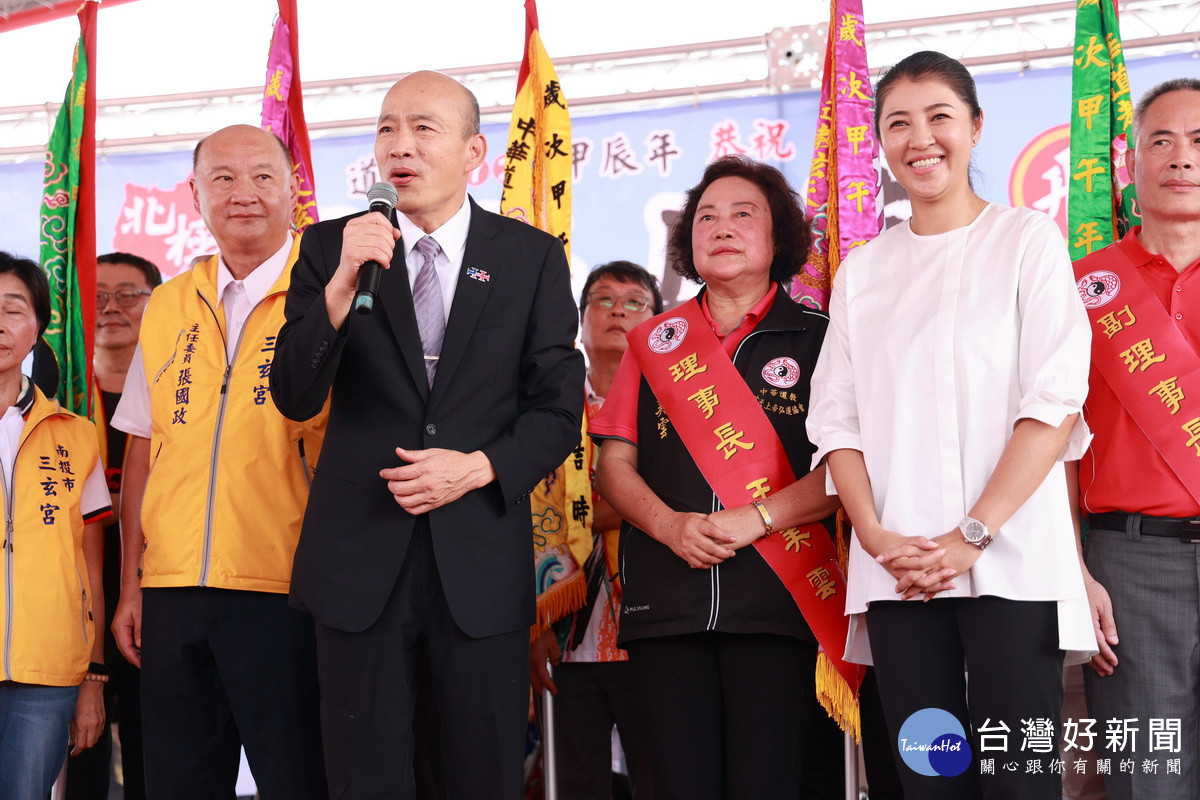 韓院長期許台灣社會愈進步。（縣府提供）