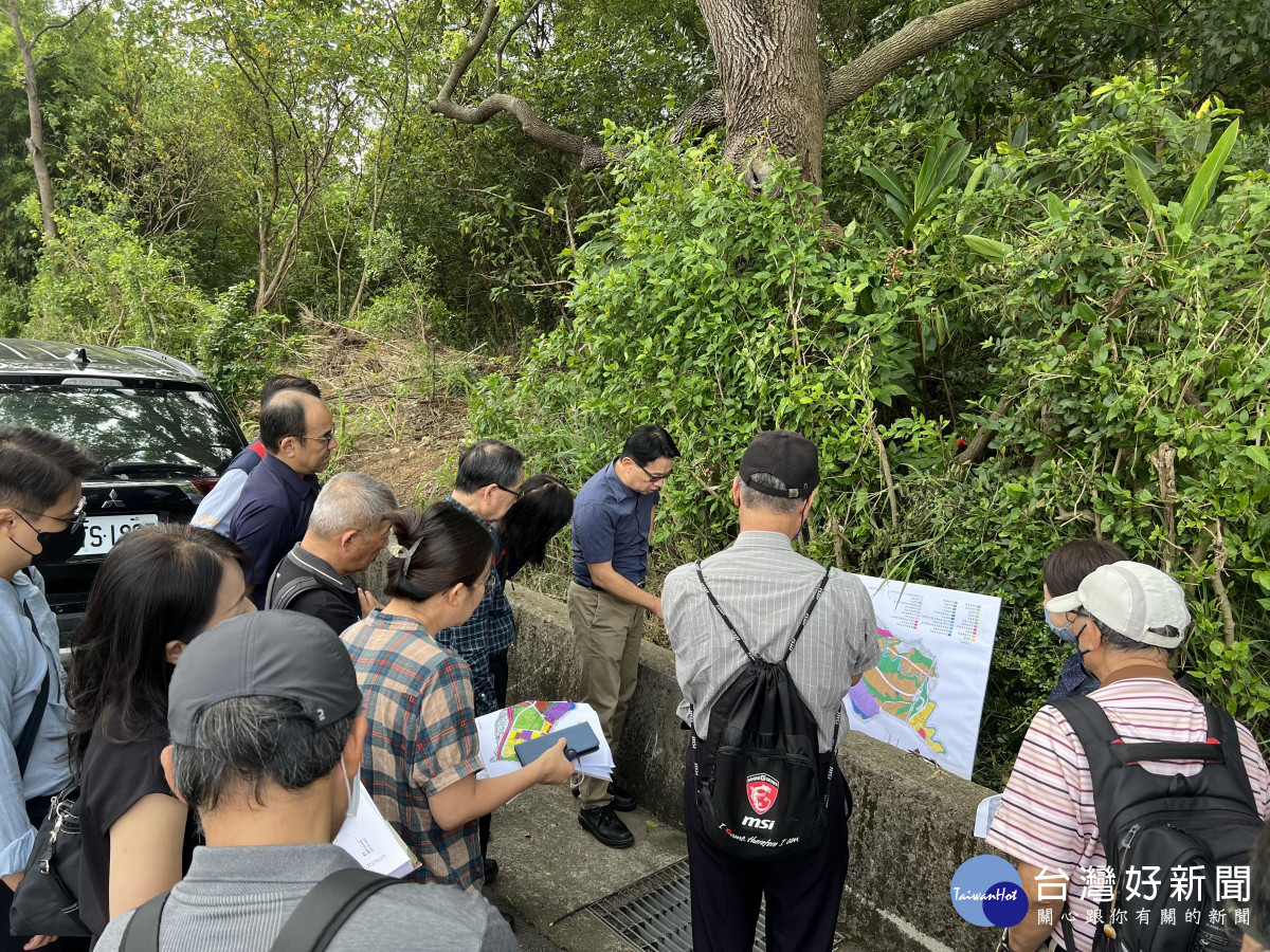 內政部土地徵收審議小組委員至科三期計畫基地現勘。