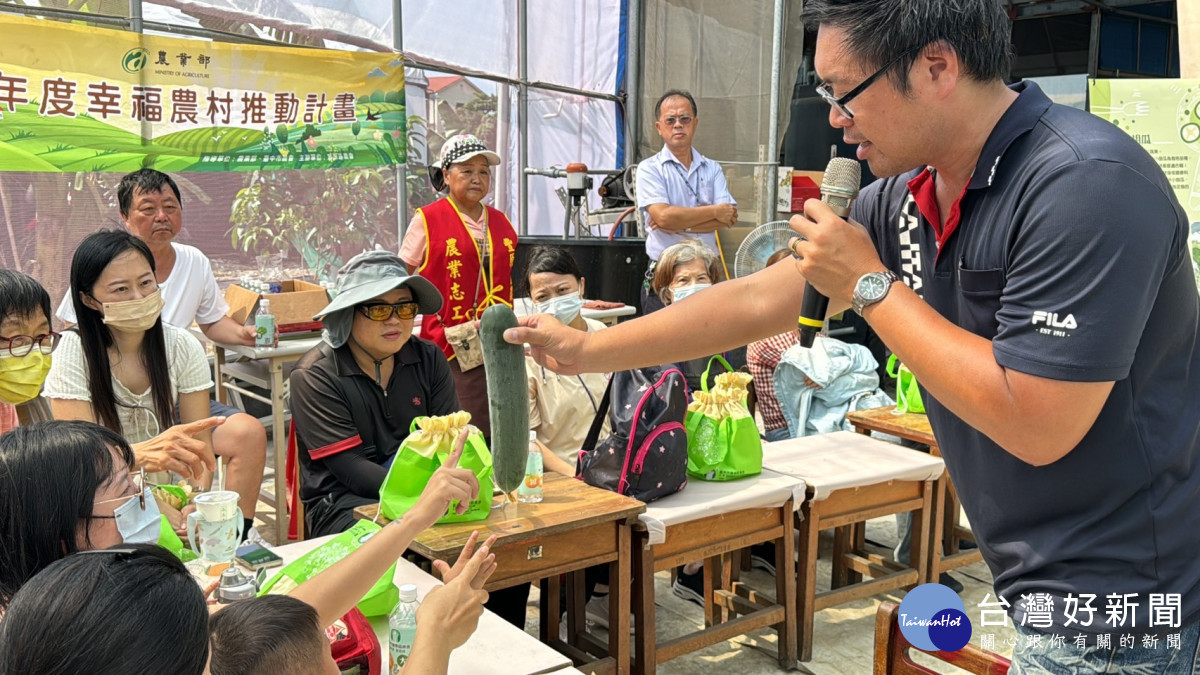 青農陳漢興介紹小黃瓜與大黃瓜的產地知識。