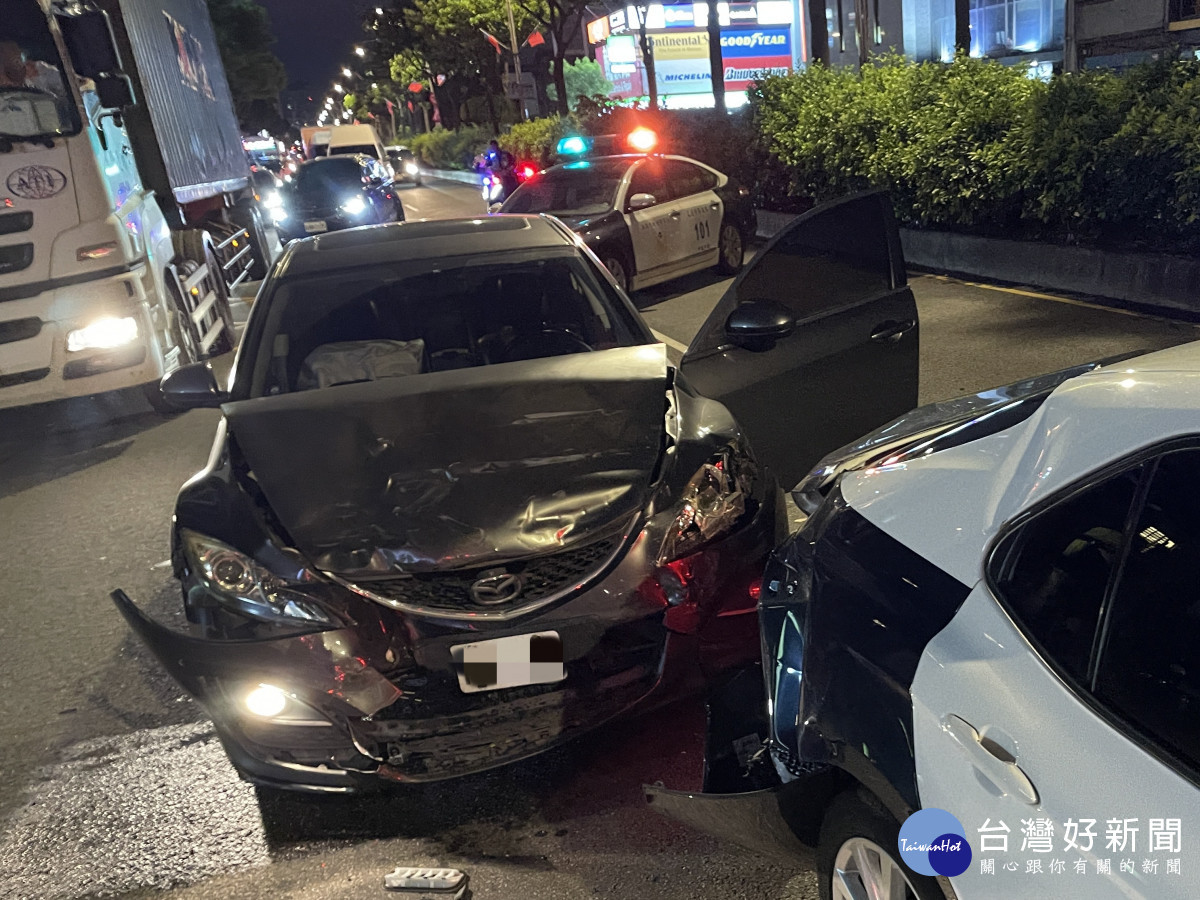 內壢派出所同仁於返所途中，突遭犯嫌駕車自後方高速撞擊。(民眾提供)