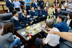 ▲高雄市議會第四屆第四次定期大會開幕，市長陳其邁率領市府團隊前往議會向議長康裕成及議會各黨團拜會致意，並特別感謝高雄市議會在災後重建給予市府團隊最大的協助。