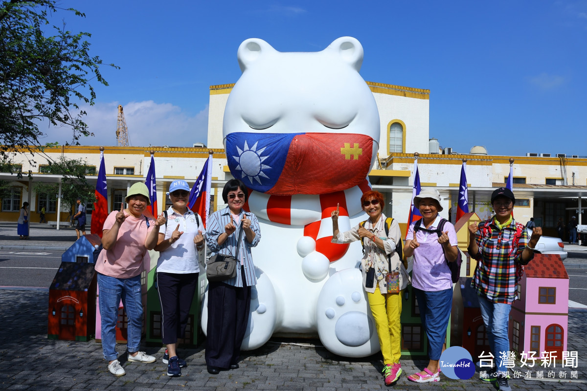 嘉義火車站前沉睡的大白熊應景換上「國旗口罩」，吸引民眾打卡、感受國慶氛圍/嘉義市府提供<br />
<br />
