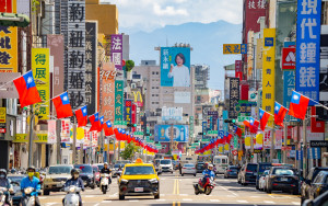 雙十國慶即將到來，嘉義市中山路兩側懸掛國旗提前為中華民國慶生/嘉義市府提供