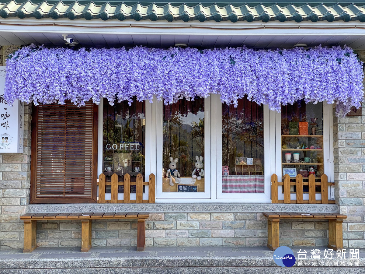 「茶壺咖啡語茶莊園」的永不凋謝粉紫花串從屋簷洩下，彷彿走入日劇場景／嘉義縣政府提供