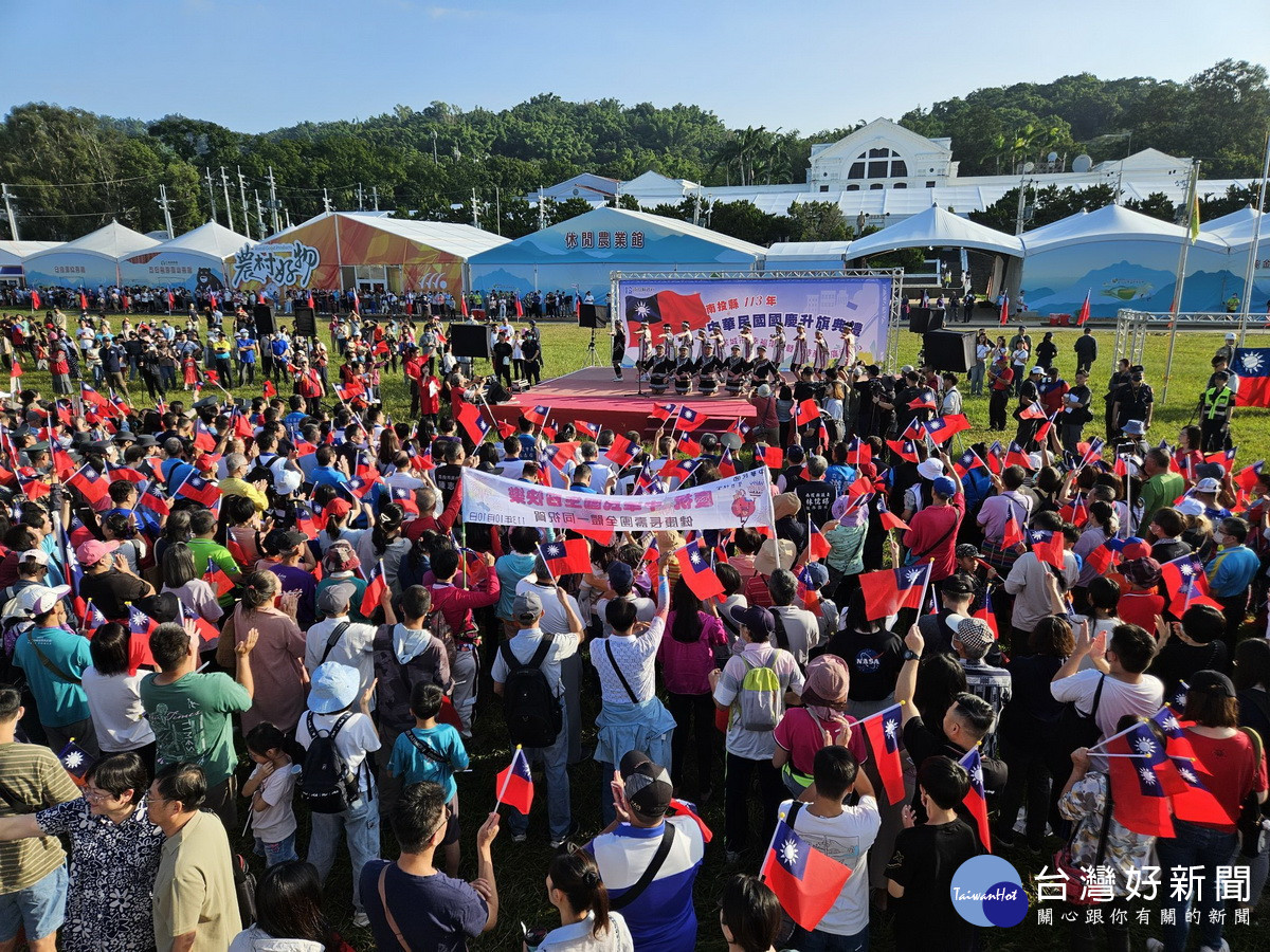 民和國中濁岸合唱團領唱國歌。（縣府提供）