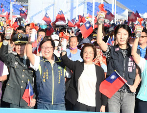 彰化縣慶祝中華民國113歲生日，四千人一起健行慶生。圖／記者鄧富珍攝