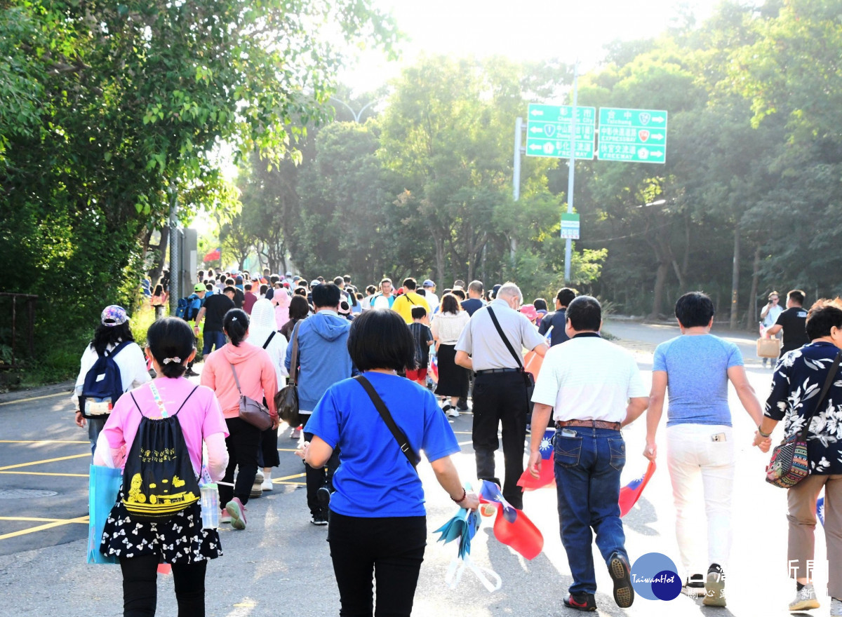 彰化縣慶祝中華民國113歲生日，四千人一起健行慶生。圖／記者鄧富珍攝