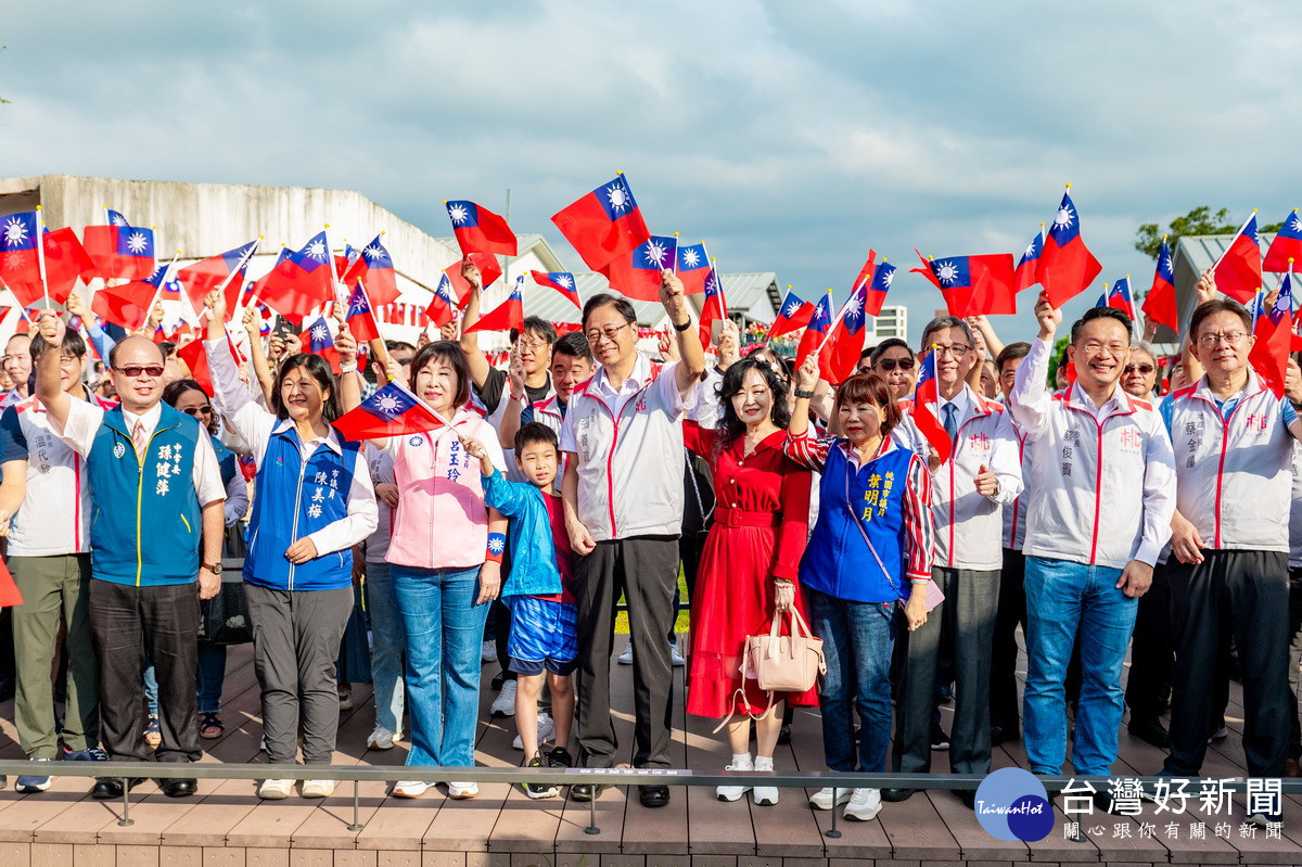 桃園市長張善政率同市府團隊出席國慶升旗典禮。<br /><br />
