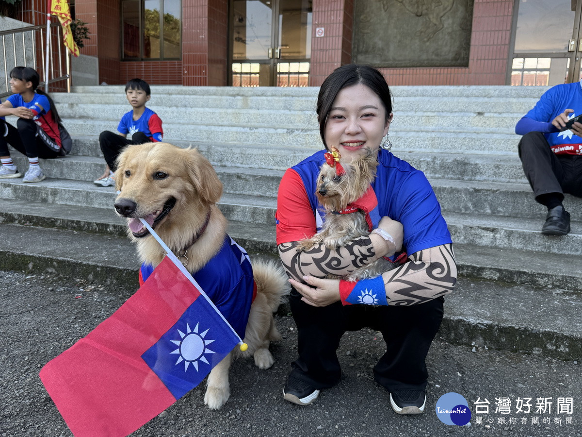 左邊這頭愛犬可是車隊裡的常駐隊友。（民眾提供）