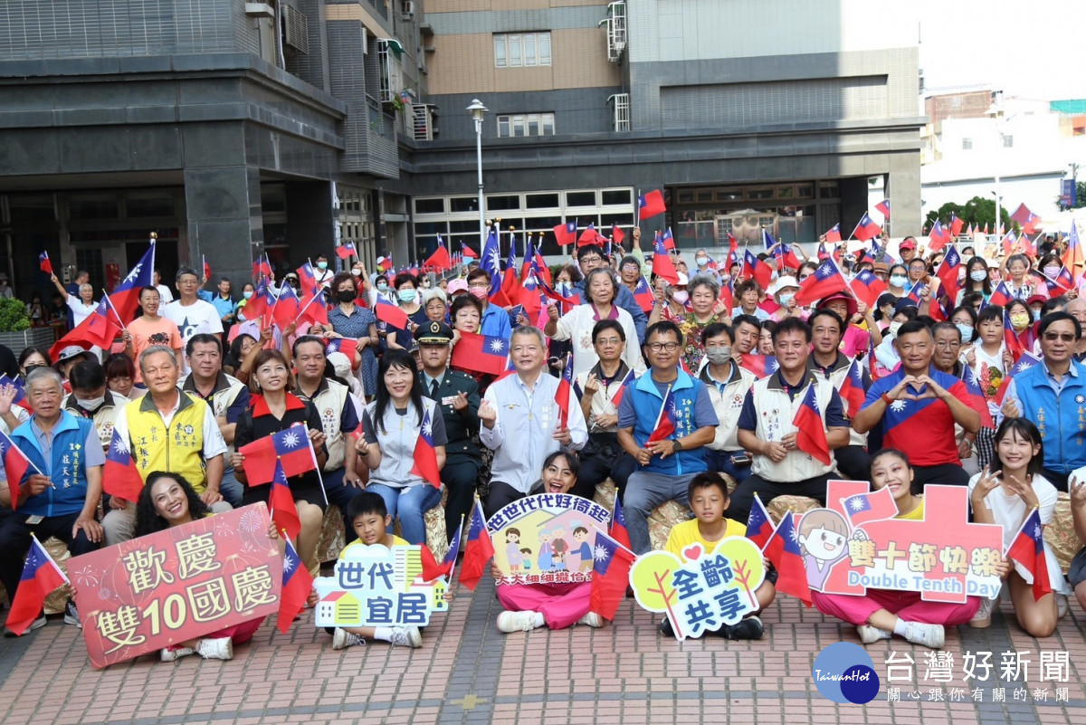 嘉義市精忠新城、經國新城於今(10)日分別舉行慶雙十迎國慶升旗典禮，典禮由林瑞彥副市長帶領市府團隊及各界貴賓與市民朋友一起唱國歌／嘉義市政府提供