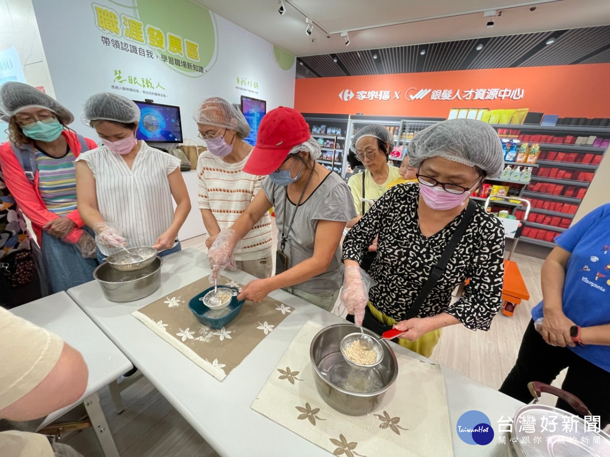 「糕心祝福 溫情重現」現場，帶領民眾一同製作重陽糕。