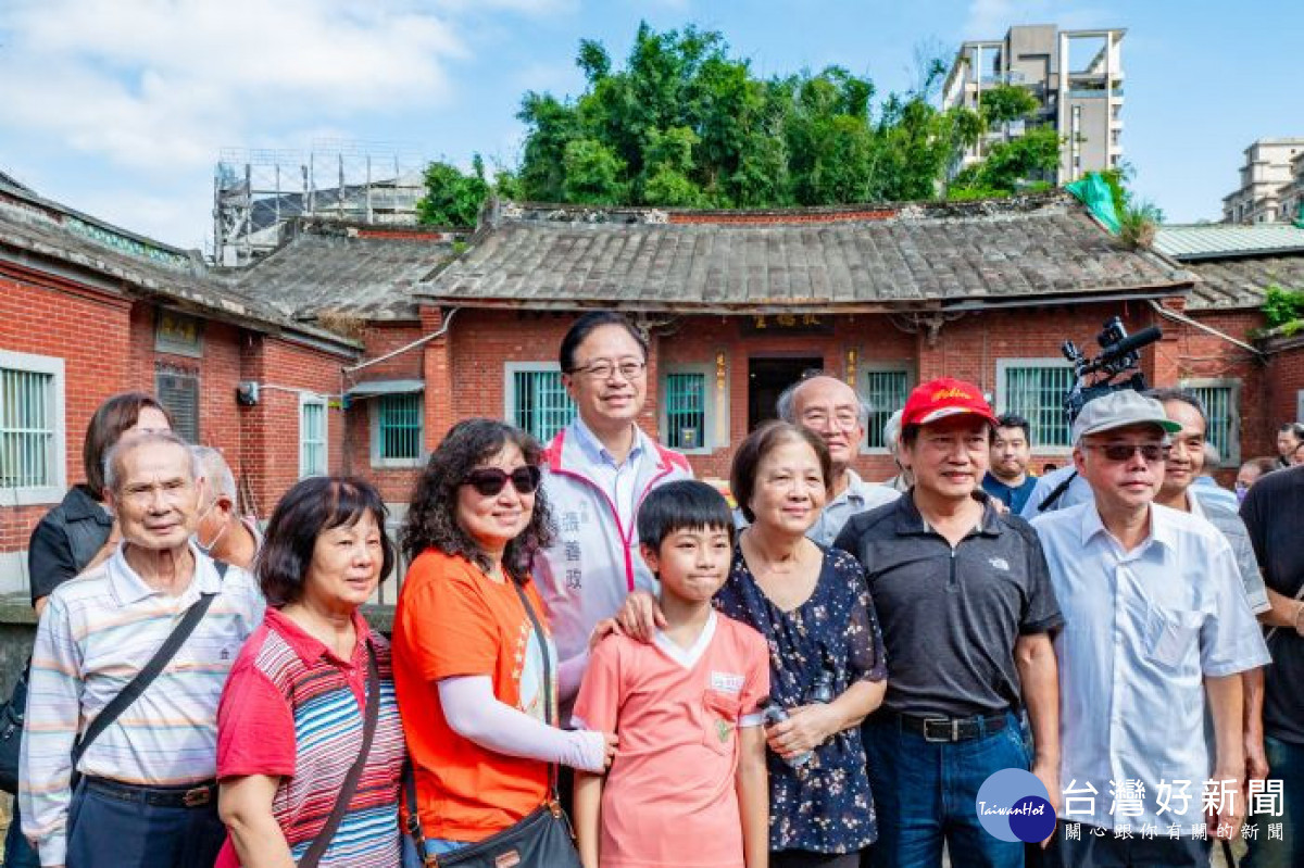 張市長與在地鄉親合影。<br />
