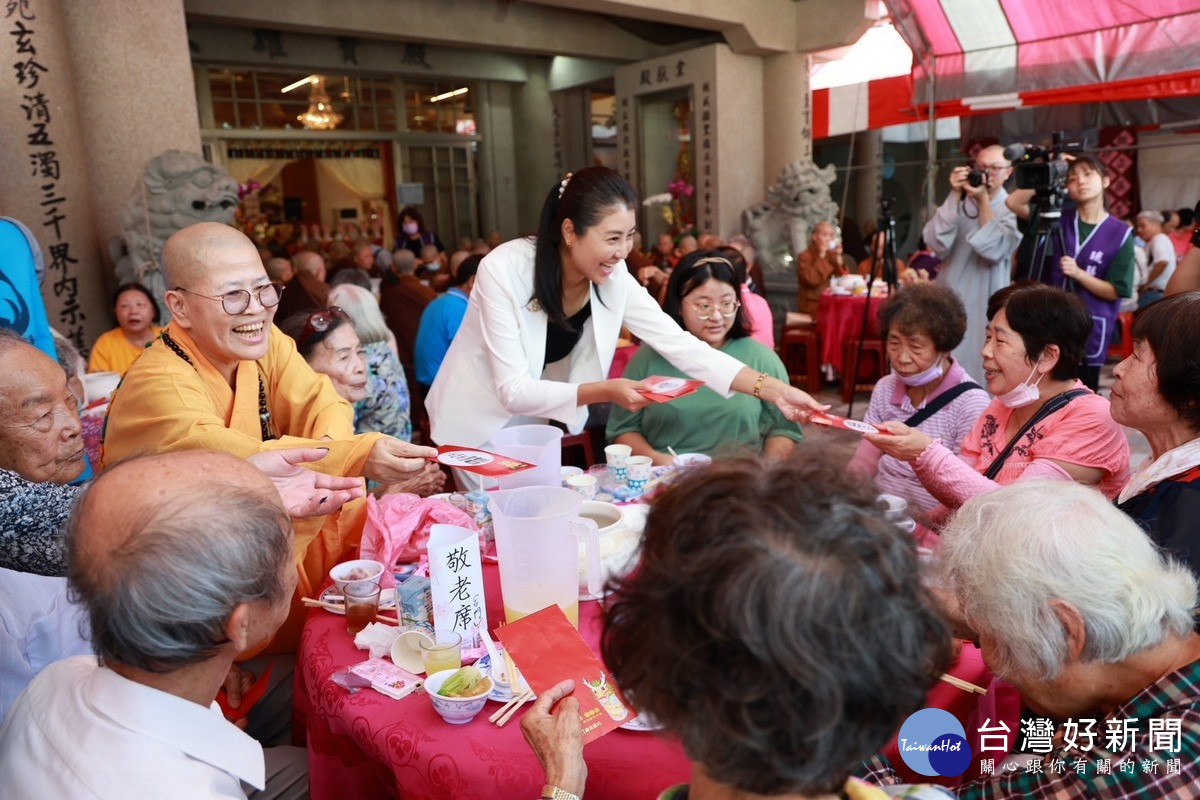 國姓鄉東方淨苑「傳愛長者敬老暨供僧活動」。（圖/縣府提供）