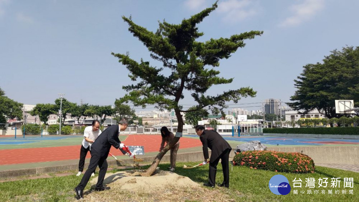 由嶺東科大陳仁龍校長、傑出校友林漢標、嶺東中學蔡寶倫董事長及嶺東學園張台生總執行長共同植樹。（圖/嶺東科技大學）