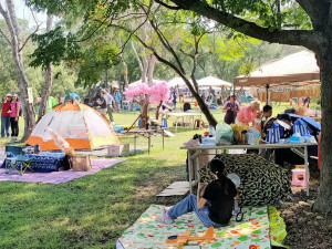 香山步道東方公園重新開放，千坪「野餐趴」民眾樂開懷。圖／記者鄧富珍攝