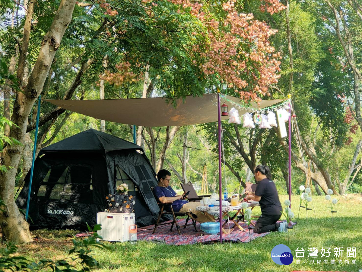 香山步道東方公園重新開放，千坪「野餐趴」民眾樂開懷。圖／記者鄧富珍攝