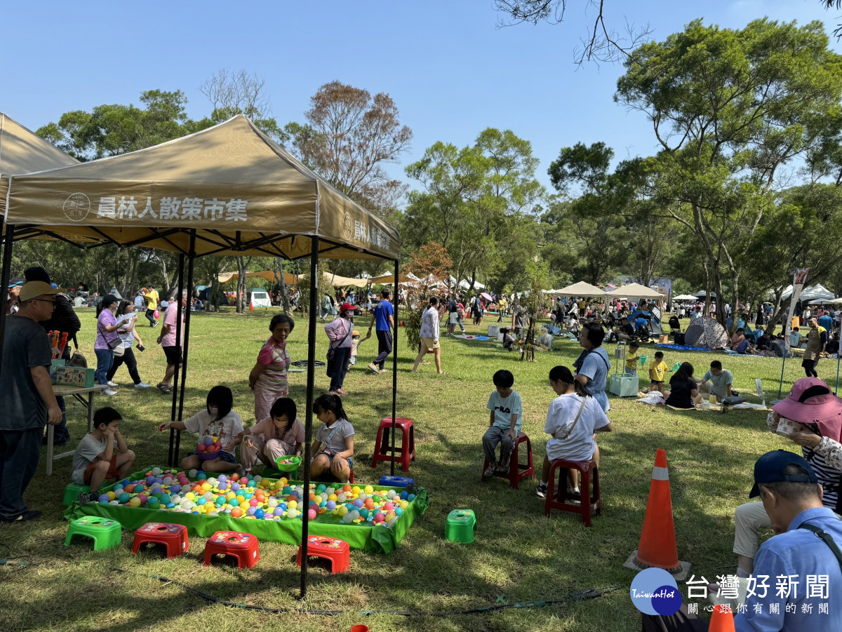 香山步道東方公園重新開放，千坪「野餐趴」民眾樂開懷。圖／記者鄧富珍攝