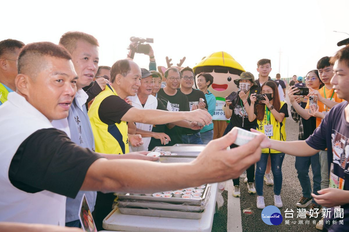 鎮長廖志城（左3）等人奉上埔里的美食也讓參與選手感受到埔里人的熱情。