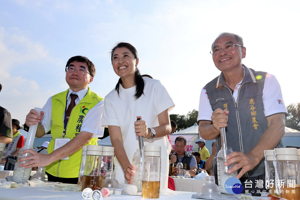 許縣長與來賓一同加入千人手搖飲說自己搖的最好喝。（縣府提供）