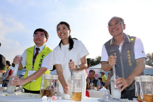 許縣長與來賓一同加入千人手搖飲說自己搖的最好喝。（縣府提供）