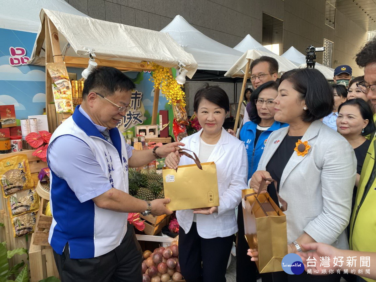 盧市長張縣長等都參觀品味南投館。（縣府提供）