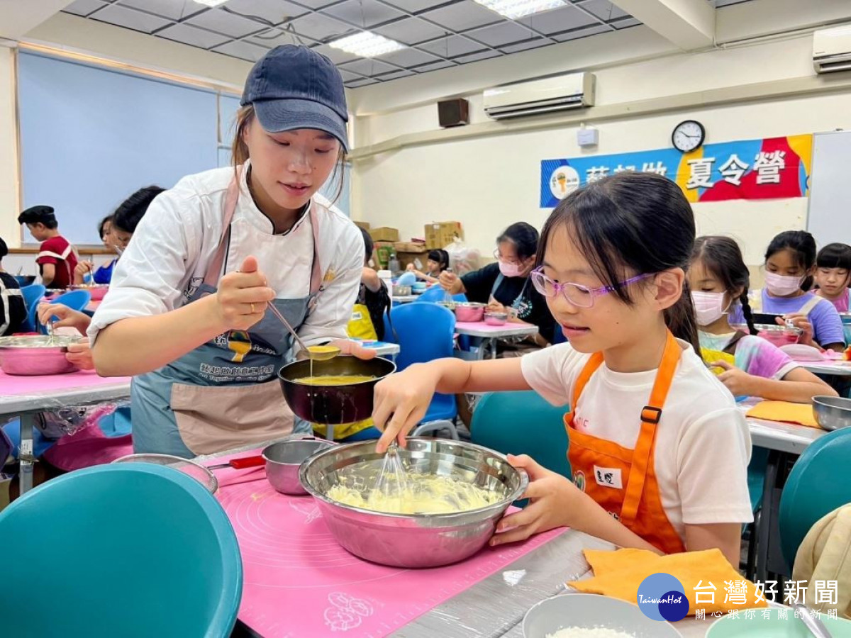  授課教師李心都教導小朋友製作糕點。(圖/霧峰林家花園林獻堂博物館國際教育中心)