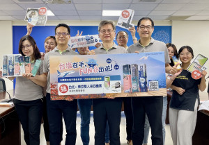 臺鹽公司副總經理李杰翰(前排中)抽出台塩牙膏活動幸運得主