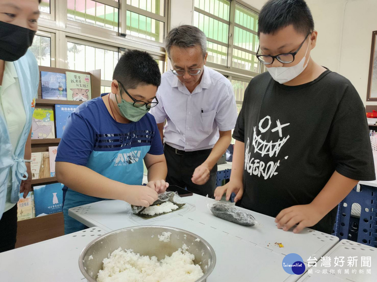 福德國小校長卓鴻賓指導學生運用營養午餐剩餘的白米飯手做米壽司。圖／記者鄧富珍攝