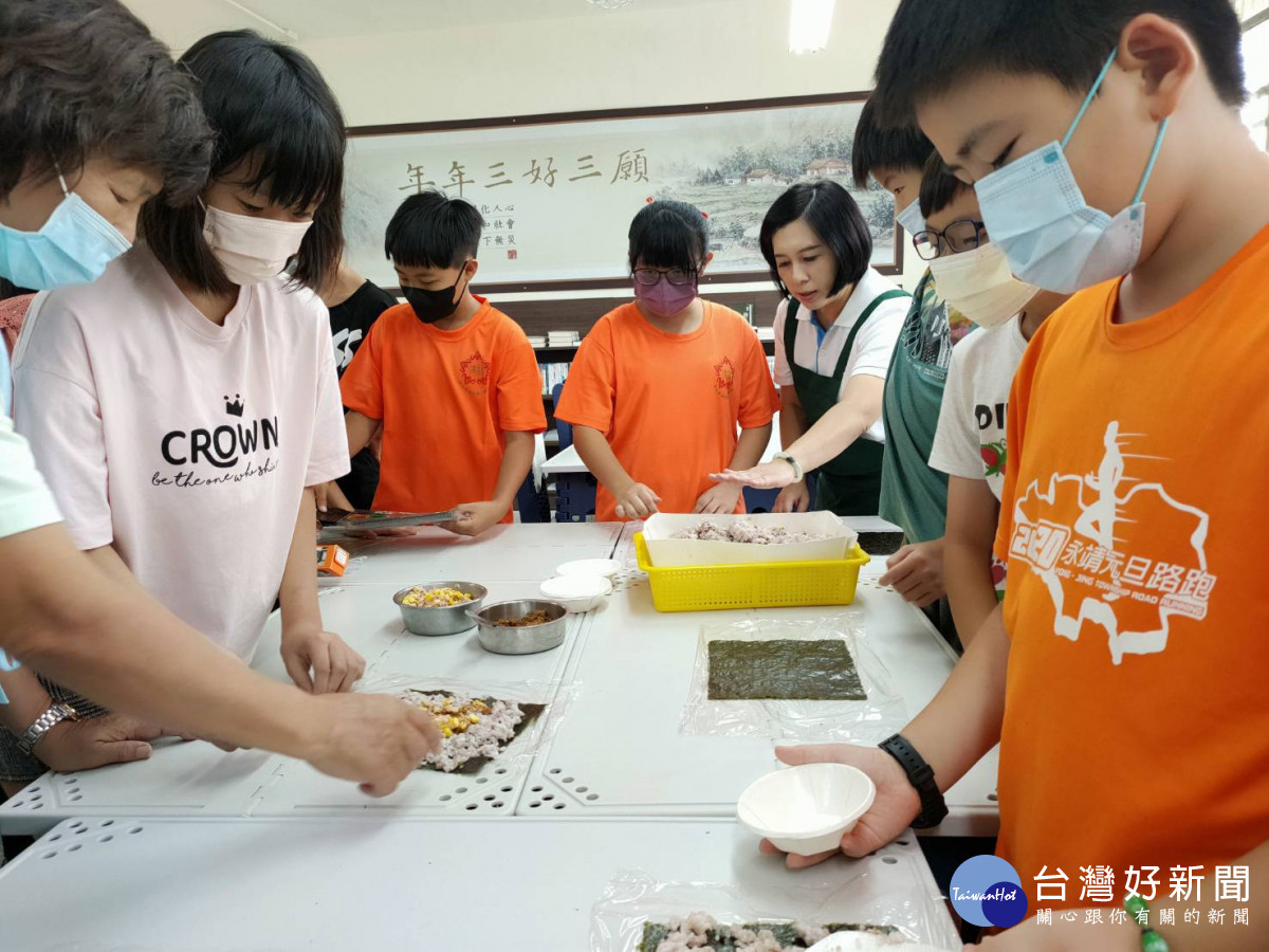 學校營養午餐剩餘白米飯及學生栽種的麻芝茄製作日式壽司卷。圖／記者鄧富珍攝