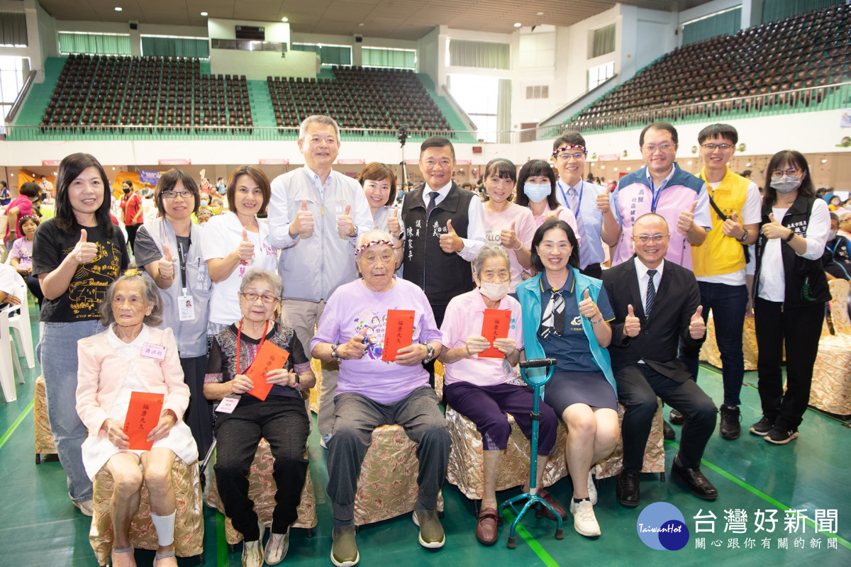 現場多位高齡95歲以上長輩出席，副市長林瑞彥致贈「呷百二」紅包，為長輩增福添壽／嘉義市府提供