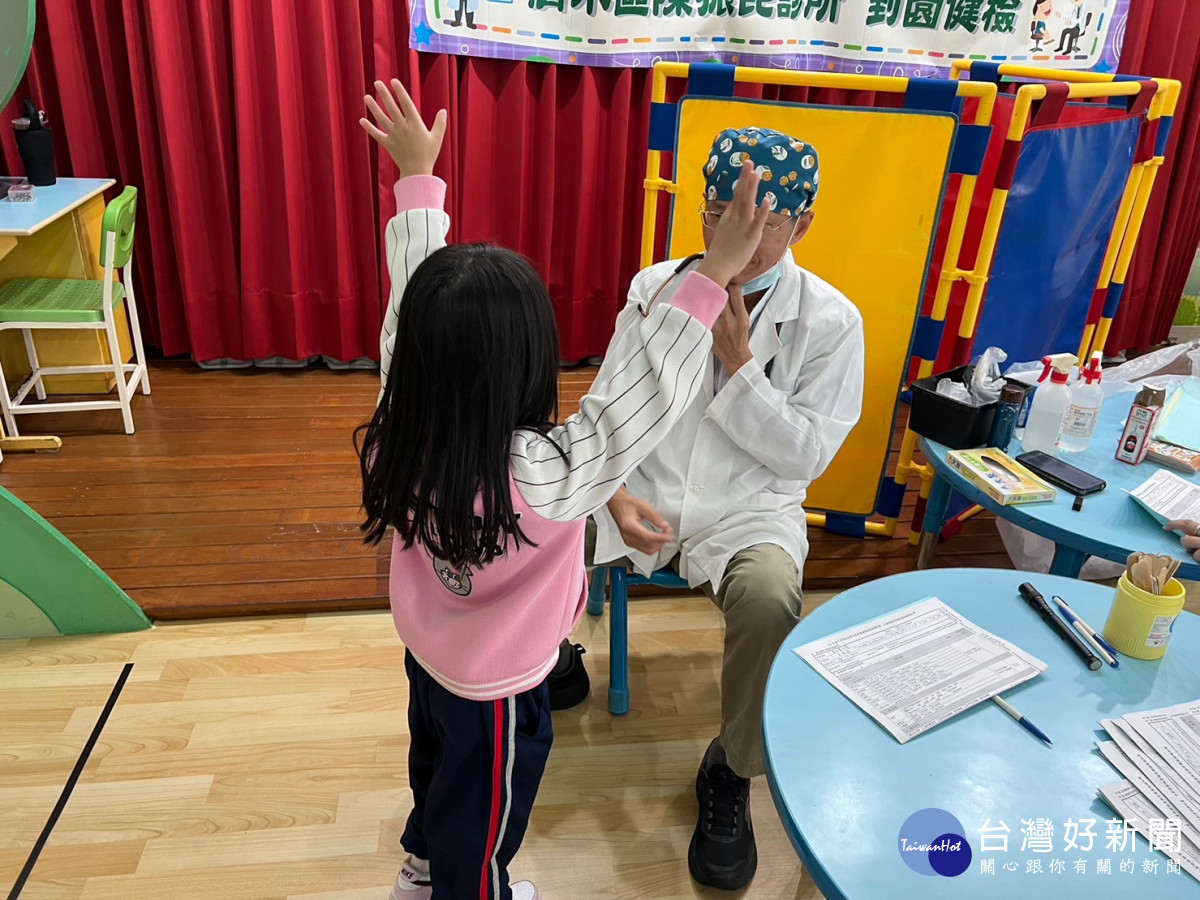 健檢診所入幼兒園為幼童進行發展篩檢