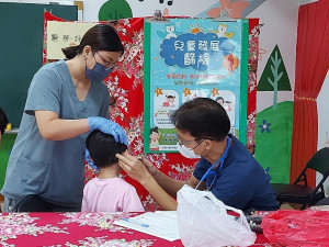 健檢診所入幼兒園為幼童進行耳鏡檢查