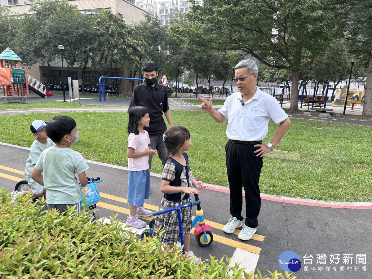 建設局長陳大田向小朋友們教導行車安全