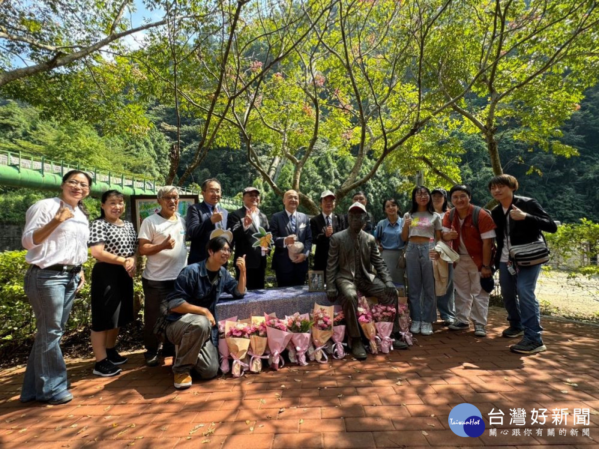 嶺東科大師生參與白冷圳文化祭，與日本磯田謙雄後代，共同為磯田謙雄銅像獻花致意。（圖/嶺東科技大學）