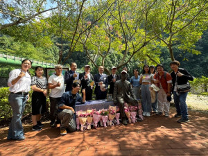 嶺東科大師生參與白冷圳文化祭，與日本磯田謙雄後代，共同為磯田謙雄銅像獻花致意。（圖/嶺東科技大學）