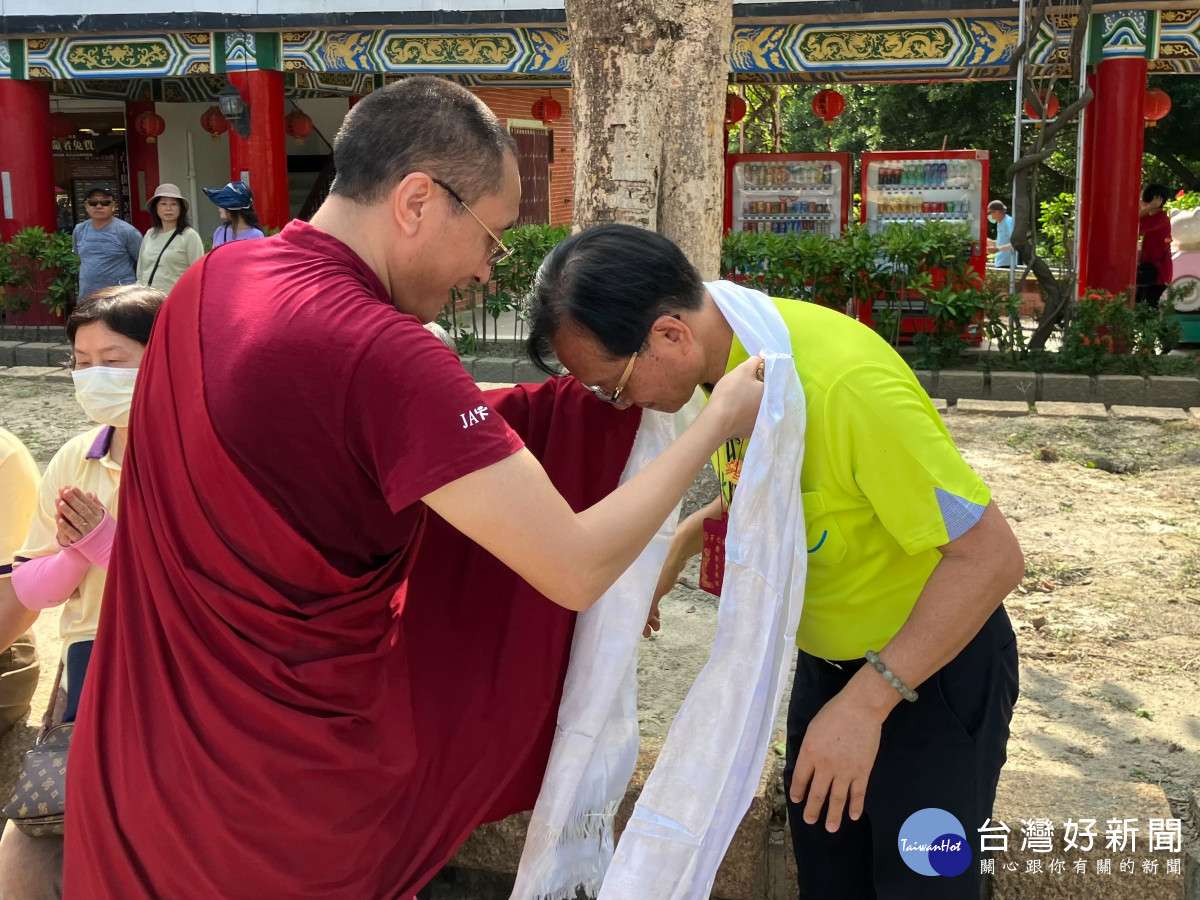 仁波切在八卦山曬大佛現場為彰化市開化寺管理人林世賢加持披上哈達。圖／記者鄧富珍翻攝