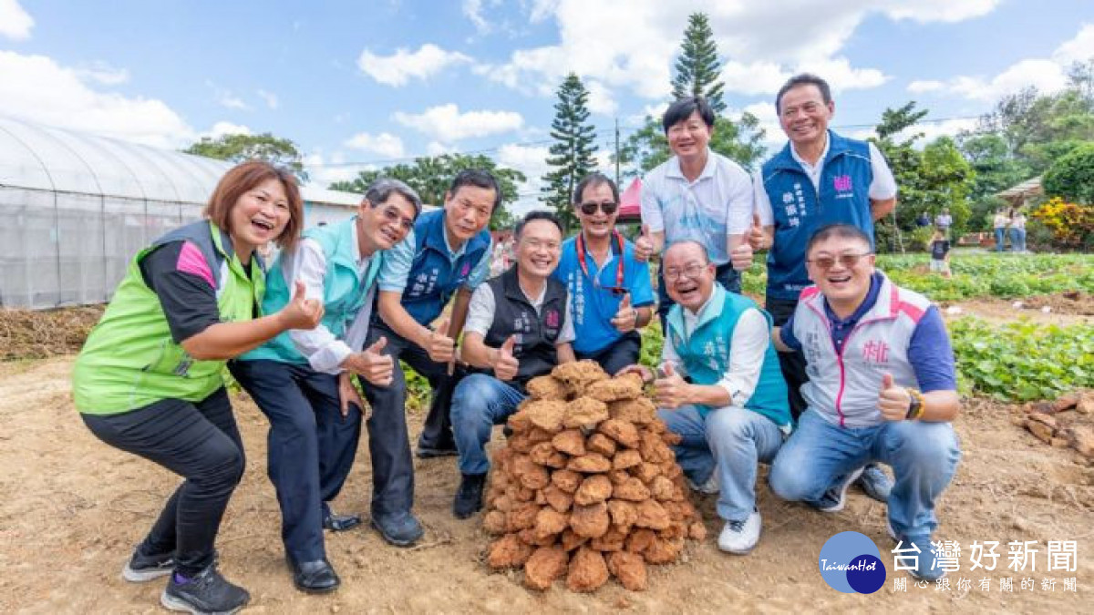 蘇副市長與貴賓一起焢窯體驗。<br />
<br />
