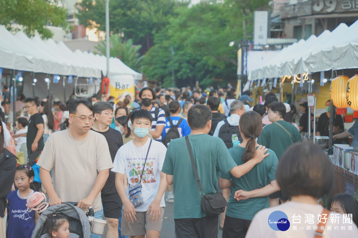 玻擂柑仔店於新竹護城河親水公園（228紀念公園）熱鬧登場。