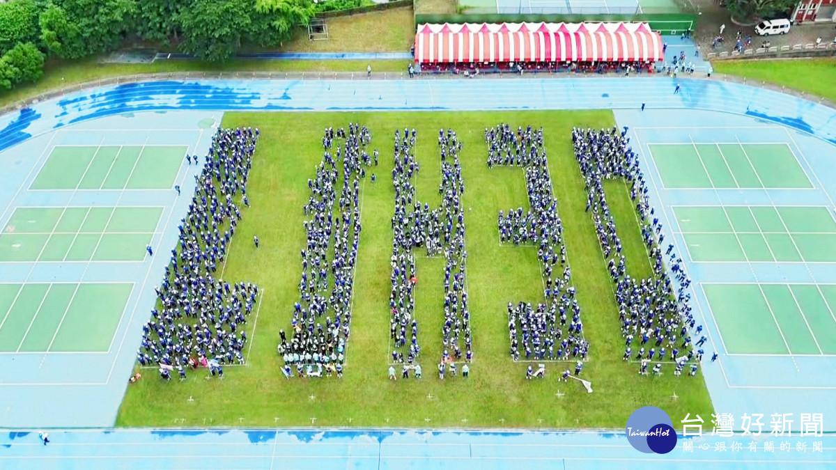 運動會空拍圖，全體運動員排列成LIH30，歡慶聯新30周年，此次運動會集團員眷超過1800人共組10隊、員眷250人參加，從運動員進場、健康操、趣味競賽、闖關遊戲、親子競賽、特色園遊會活動，場地佈置、人員服裝、音樂，均融入客家元素。圖／聯新國際醫院提供