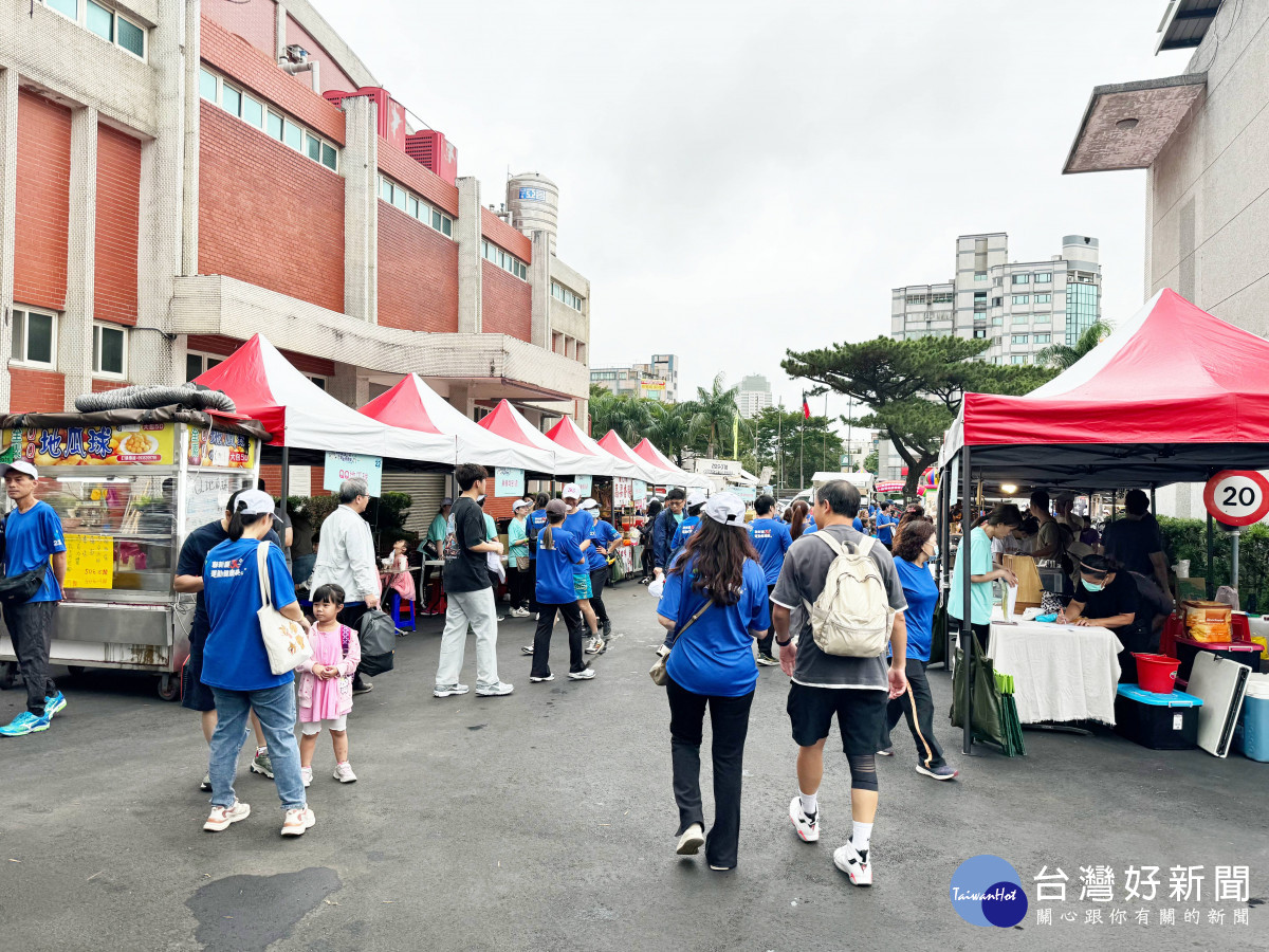 運動會熱鬧一角：特色園遊會，邀請各大網紅打卡名店30攤位，包括各式美食、質感手作、客家手作、客家小吃、童玩遊戲、文創好務、特色甜點等，美食結合童玩，吸引大批民眾排隊參與。圖／聯新國際醫院提供